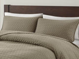 King 3 Piece Luxurious Oversized Quilt Set B035129005